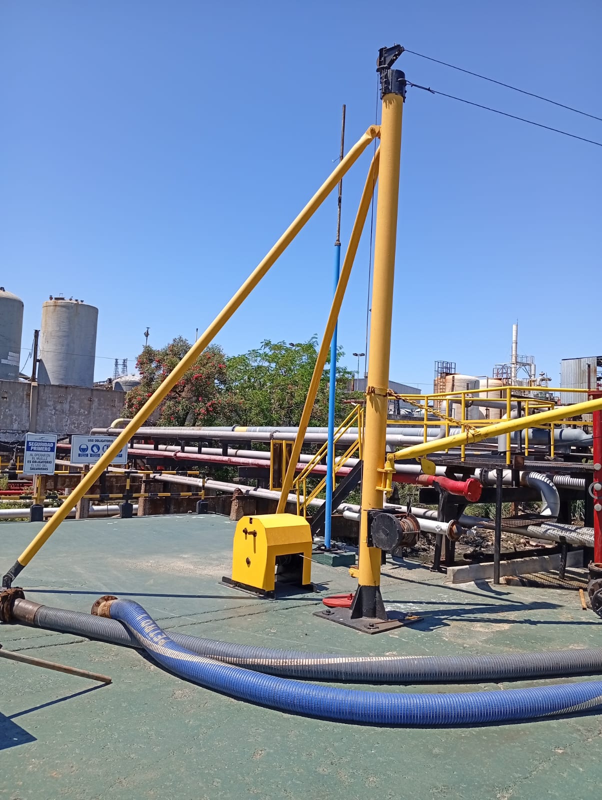 Detalle vertical de inspección subacuática en estructura portuaria de Dock Sud